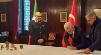 İtalya'da Yakalanan 10 Pişmiş Toprak Eser Türkiye'ye Teslim Edildi
