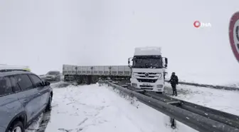 Van'da kar yağışı kazaları beraberinde getirdi