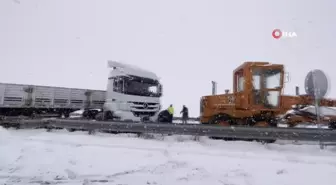 Van'da kar yağışı kazaları beraberinde getirdi