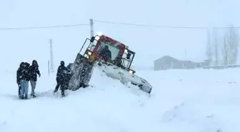 Van'da karda mahsur kalan otomobil ve iş makinesi kurtarıldı