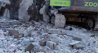 Hatay'da ağır hasarlı bina yıkımı sırasında iş makinesi çöktü, operatör yaralandı