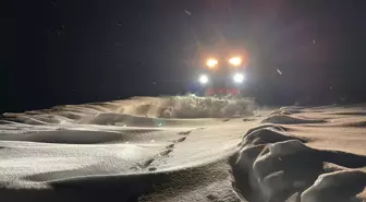 Ağrı'nın Hamur ilçesinde yolu kapalı olan mezrada rahatsızlanan hamile kadın hastaneye kaldırıldı