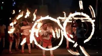 Sri Lanka'da Duruthu Perahera Festivali Büyük Geçit Töreniyle Kutlandı