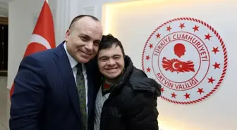 Artvin Valisi Cengiz Ünsal, özel gereksinimli çocuğu ve ailesini kabul etti