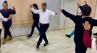 Buharkent Belediye Başkanı Mehmet Erol, Zeybek Kursunda Kursiyerlerle Birlikte Oynadı