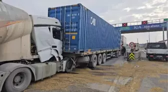 Eyüpsultan'da TIR ve beton mikseri çarpıştı: Yaralılar var