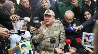 Diyarbakır İl Jandarma Komutanı ve İl Emniyet Müdürü, HDP İl Başkanlığı önünde evlat nöbeti tutan anneleri ziyaret etti