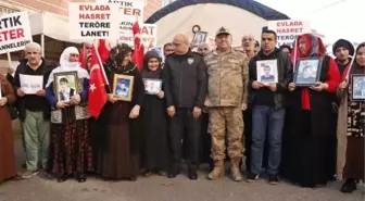 Diyarbakır'da terör örgütü PKK tarafından kaçırılan çocukları için ailelerin nöbeti sürüyor