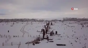 Ahlat Selçuklu Meydan Mezarlığı'nda Karla Bütünleşen Tarihi Mezar Taşları