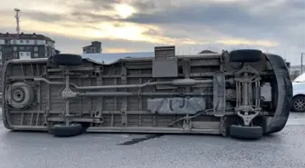 Çerkezköy'de otomobilin çarptığı servis minibüsü devrildi