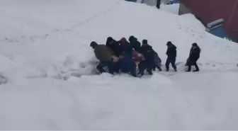 Kardan kapanan köy yolunda kalp hastası kadın hastaneye yetiştirildi