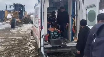 Kardan kapanan köy yolunda kalp hastası kadın hastaneye ulaştırıldı