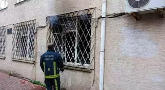 Antalya'da 3 Katlı Binada Çıkan Yangında Evin Yatak Odası Kullanılamaz Hale Geldi