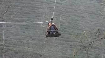 90 Yaşındaki Adam, 35 Yıl Önce Kurduğu Teleferikle Evine Ulaşıyor
