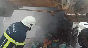 Adana'nın Tufanbeyli ilçesinde çöp kamyonunda çıkan yangın söndürüldü