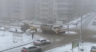 Adıyaman'ın Çelikhan ve Besni ilçelerinde kar yağışı etkiliyor