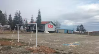 Eskil'deki öğrenciler köy okullarına spor ekipmanları monte etti