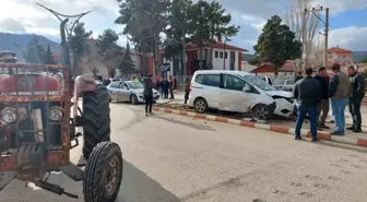 Burdur'da traktör ile ticari araç çarpıştı, 1 kişi yaralandı