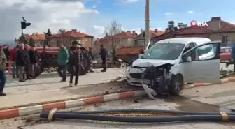 Burdur'da traktör ile hafif ticari araç çarpıştı: 1 yaralı
