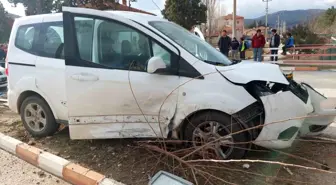 Burdur'da traktör ile ticari araç çarpıştı: 1 yaralı