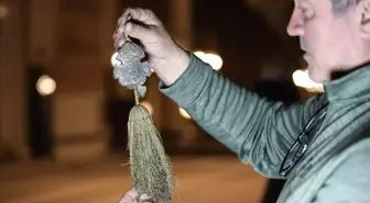 Bursa'da tarihi Ulu Cami'nin içindeki Kabe kapısı örtüsü yeniden ziyarete açıldı