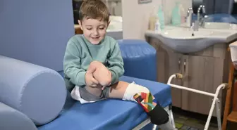 Depremde hayatını kaybeden ailesini kaybeden çocuk, protez sayesinde yeniden yürümeye başladı