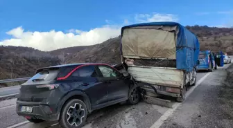 Çankırı'da hafif ticari araç kamyonete çarptı: 5 yaralı