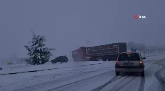 Karabük'te kar yağışı sürücülere zor anlar yaşattı