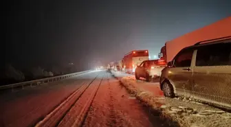 Kars'ta Kar ve Tipi Ulaşımda Aksamalara Neden Oldu