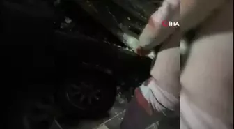 Kontrolden çıkan otomobil iki dükkana çarptı: Dükkan camları paramparça oldu