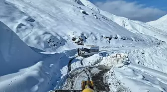 Siirt'in Eruh ilçesini Şırnak merkeze bağlayan kara yolu ulaşıma kapandı