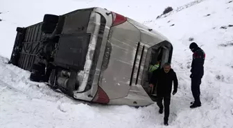 Sivas'ta Cenazeden Dönen Otobüs Devrildi: 20 Yaralı