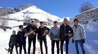Artvin'in Ardanuç ilçesinde gençler tahta kızaklarla eğlenceli yarı yıl tatili geçiriyor