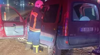 Amasya'da köpeğe çarpmamak için manevra yapan araç mermer yığınına çarptı
