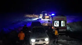 Bitlis'te yoğun kar ve tipi nedeniyle yolu kapanan köyde ateşi yükselen kişi hastaneye ulaştırıldı