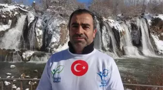 Van'da Kış Yüzme Şenliği: Muradiye Şelalesi'nde buz gibi suya girildi