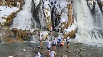 Van'da Kış Yüzme Şenliği Düzenlendi