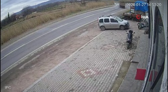 Gönen'de üç aracın karıştığı feci kaza kamerada