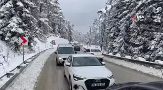 Kar yağdı, tatilciler Abant'a akın etti