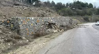 Karabük'te yol kenarındaki istinat duvarı yıkıldı