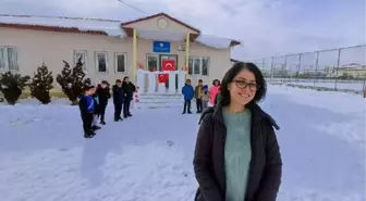 Erciş'te Öğretmenler ve Öğrenciler Kardan Anıtkabir Yaptı