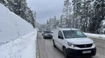 Abant Milli Parkı'nda Tatilciler Uzun Araç Kuyrukları Oluşturdu