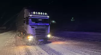 Bayburt-Erzurum kara yolunda Kop Dağı Geçidi'nde kar ve tipi nedeniyle ulaşımda aksamalar yaşanıyor
