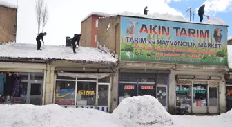 Yüksekova'da İş Yeri Sahipleri Kar Temizliği Yapıyor