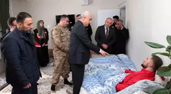 Muş Valisi, yaralanan askerleri evlerinde ziyaret etti
