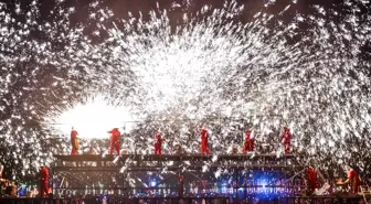 Çin'deki Tapınak Fuarında Demir Çiçekler Sanat Performansı