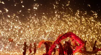 Harbin'de Bahar Bayramı için ateş ejderhası dansı gösterisi