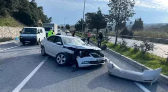 Aydın'ın Söke ilçesinde beton aydınlatma direğine çarpan otomobilin sürücüsü yaralandı