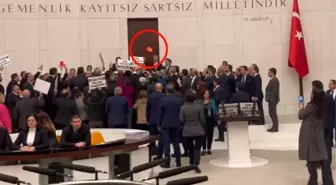 Can Atalay kararına tepki gösteren bazı vekiller kürsüye Anayasa kitapçığı fırlattı