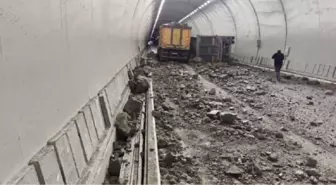 Rize'de kamyon devrildi, hafriyat tünel içerisine döküldü